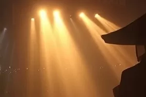 短剧旧唱片修理铺封面，堆满黑胶唱片的木质工作台