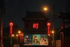 短剧冰箱里的时间管理员封面，打开的冰箱内壁贴着钟表