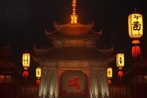 短剧最后一班渡轮封面，傍晚渡口停靠的白色渡轮