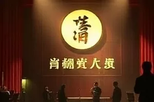 短剧图书馆的守夜人封面，深夜图书馆里的长条书桌